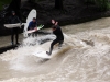 Wellenreiten im Eisbach