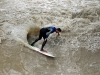 Wellenreiten im Eisbach