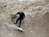 Wellenreiten im Eisbach